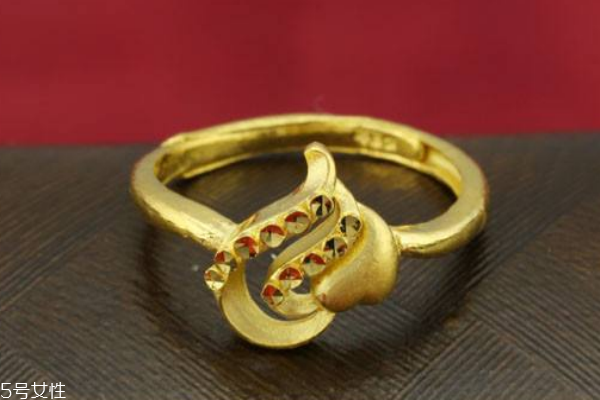 結(jié)婚交換戒指可以用黃金戒指嗎_交換戒指可以用金戒指_結(jié)婚交換金戒指可以么